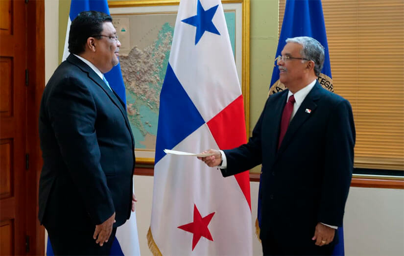 embajador-panama-copias-estilo